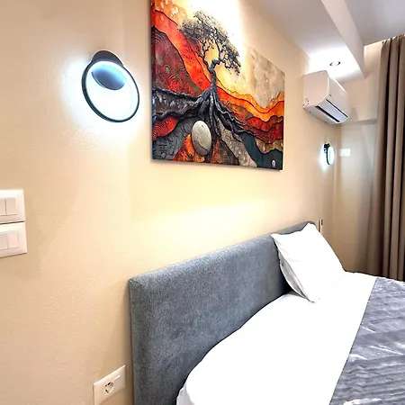 Prime Location - Shared Bath * Tirana