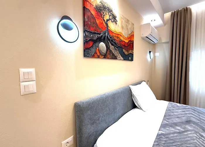 Prime Location - Shared Bath * Tirana