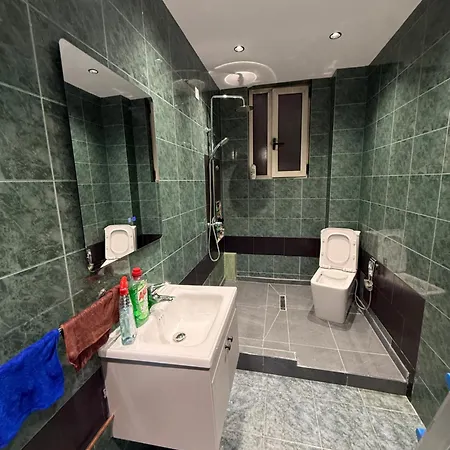Prime Location - Shared Bath 게스트하우스 *