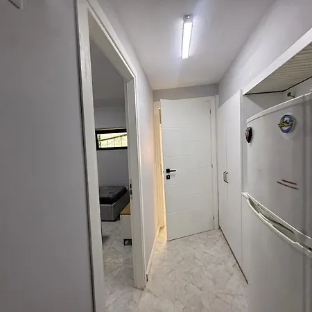 Prime Location - Shared Bath * 티라나