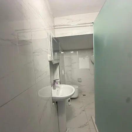 Prime Location - Shared Bath 게스트하우스 *