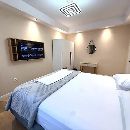 Prime Location - Shared Bath Pensjonat Tirana