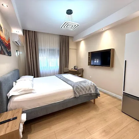 Prime Location - Shared Bath * Tirana