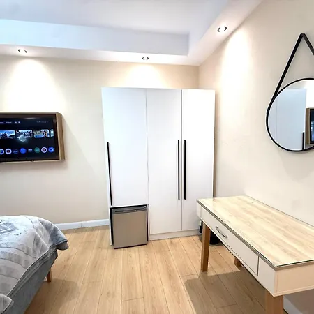Prime Location - Shared Bath Pensjonat Tirana